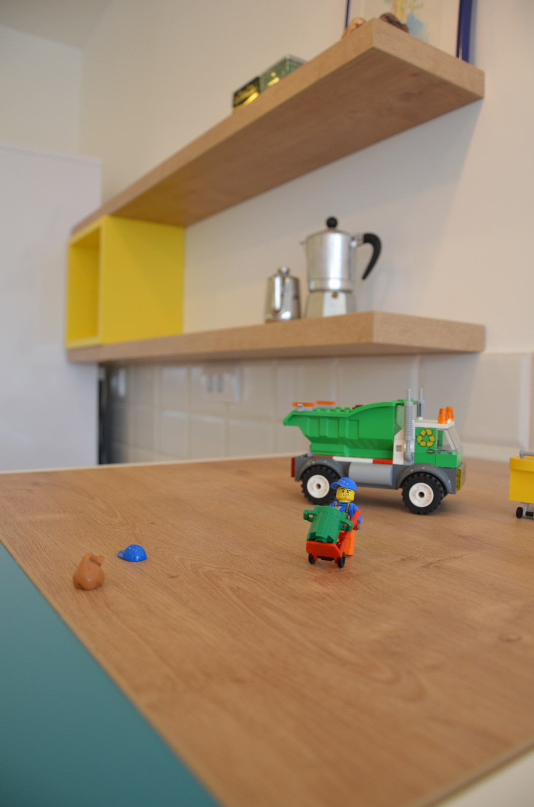 Bela kuhinja po meri